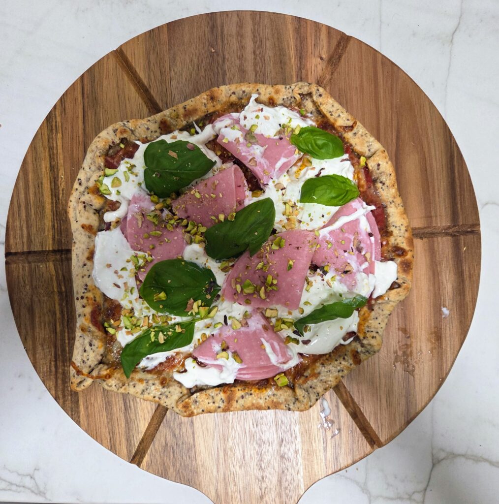 Pizza de Mortadela, Burrata y Pesto