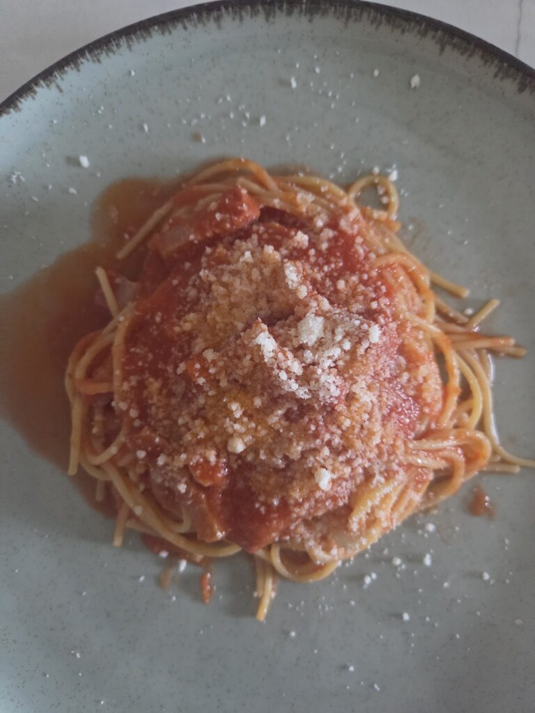 Spaghetti Amatriciana auténticos: receta italiana fácil y rápida